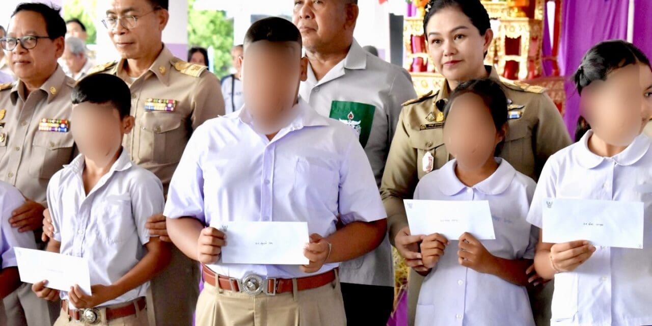พม.จังหวัดตรัง รับมอบน้ำใจจากเครือข่าย CSR ทำข้าวไข่เจียวแจกจ่ายประชาชนกว่า 300 คน ในการออกหน่วยเคลื่อนที่บริการประชาชน