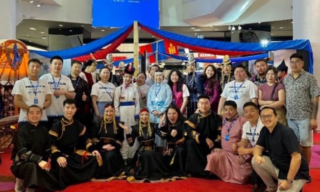 เตรียมตัวออกเดินทางไปยังใจกลางแห่งมองโกเลีย ดินแดนแห่งการท่องเที่ยวอันแปลกใหม่สุดประทับใจ ที่ซึ่งคุณจะได้ลิ้มรสชาติอันเป็นเอกลักษณ์ ดื่มด่ำไปกับความรุ่มรวยทางประวัติศาสตร์และวัฒนธรรมอันยิ่งใหญ่ยาวนาน อย่างที่ไม่เคยสัมผัสมาก่อน