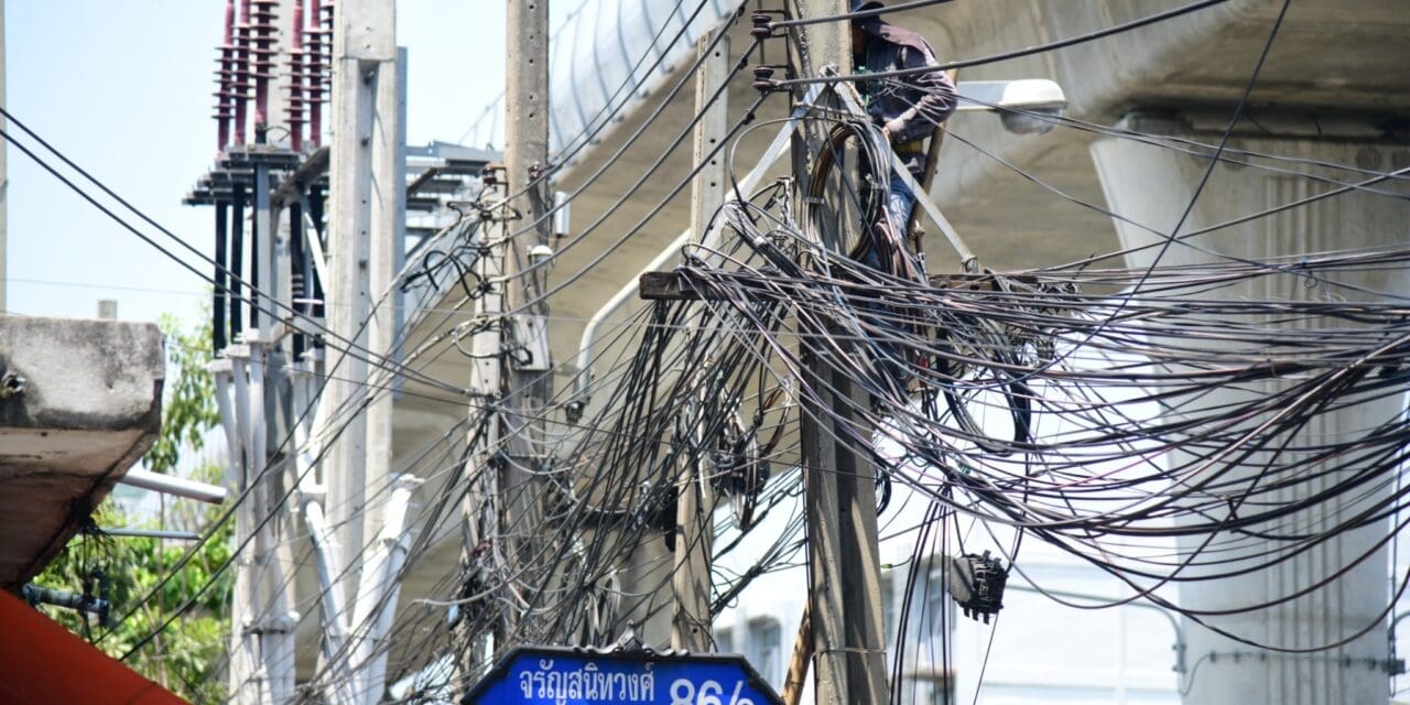 ถ.จรัญฯ เริ่มแล้ว! รื้อสายสื่อสารรองรับโครงการสายไฟฟ้า-สายสื่อสารใต้ดิน