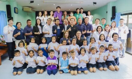 ทิพยประกันภัย ร่วมกับสมาคมการค้าผู้แทนจำหน่ายสถานีบริการน้ำมันพลังไทย (PDA)    และ ธนาคารเพื่อการเกษตรและสหกรณ์การเกษตร (ธ.ก.ส.)  มอบทุนการศึกษาพร้อมอุปกรณ์การเรียน ภายใต้ “โครงการปันสุข ปันใจให้น้อง”
