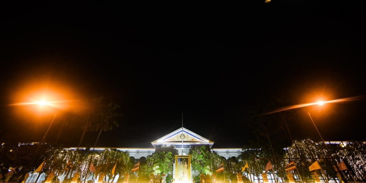 MEA เชิญชวนชมไฟประดับ ราชดำเนินทัศนา ประชาสุขใจ สว่างไสวด้วยไฟประดับเฉลิมพระเกียรติพระบาทสมเด็จพระเจ้าอยู่หัว เนื่องในโอกาสมหามงคลเฉลิมพระชนมพรรษา 6 รอบ 28 กรกฎาคม 2567