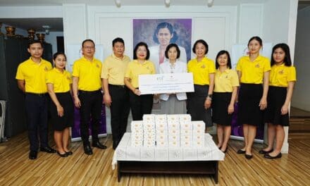 อธิบดีกรมพัฒนาธุรกิจการค้า นำทีมผู้บริหารและเจ้าหน้าที่ ร่วมมอบเงินทำบุญและเลี้ยงอาหารว่าง  ให้กับเด็กในมูลนิธิสงเคราะห์เด็กสภากาชาดไทยเพื่อเฉลิมพระเกียรติ