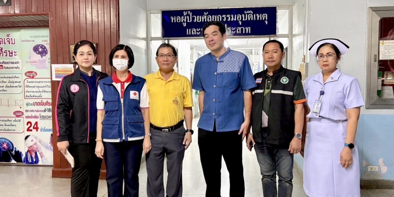 ผู้ว่าราชการจังหวัดแพร่ พร้อมด้วยนายกเหล่ากาชาดจังหวัดแพร่ และ พมจ.แพร่ ลงพื้นที่ให้กำลังใจผู้ได้รับบาดเจ็บ เหตุรถบัสโดยสารเฉี่ยวชนรถบรรทุกในพื้นที่จังหวัดแพร่