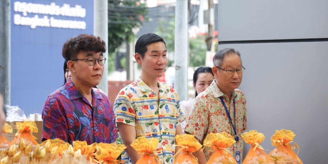 กรุงเทพประกันภัยจัดพิธีทำบุญในโอกาสครบรอบ 78 ปี พร้อมกับพิธีรดน้ำดำหัวขอพรจากผู้บริหาร เพื่อสืบสานประเพณีไทย