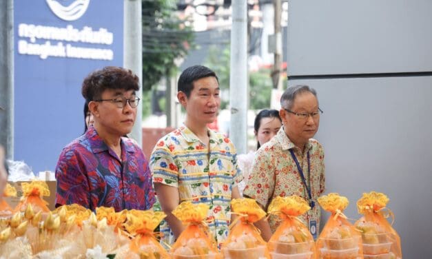 กรุงเทพประกันภัยจัดพิธีทำบุญในโอกาสครบรอบ 78 ปี พร้อมกับพิธีรดน้ำดำหัวขอพรจากผู้บริหาร เพื่อสืบสานประเพณีไทย