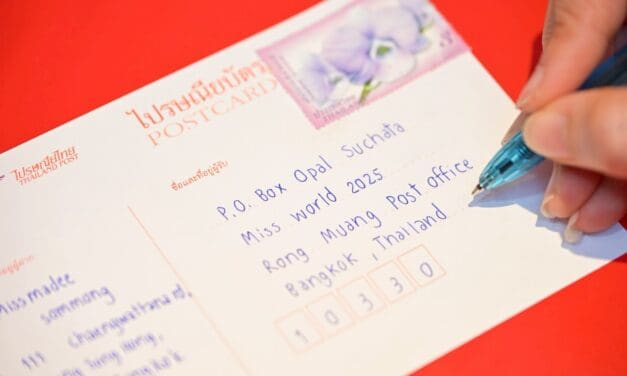 ไปรษณีย์ไทยเปิด ‘ตู้ ปณ.โอปอล สุชาตา’ พร้อมชวนส่งข้อความแทนใจ ถึงมิสเวิลด์ 2025 คนแรกของไทย ได้แล้วตั้งแต่วันนี้ถึง 31 ธันวาคม 2570​