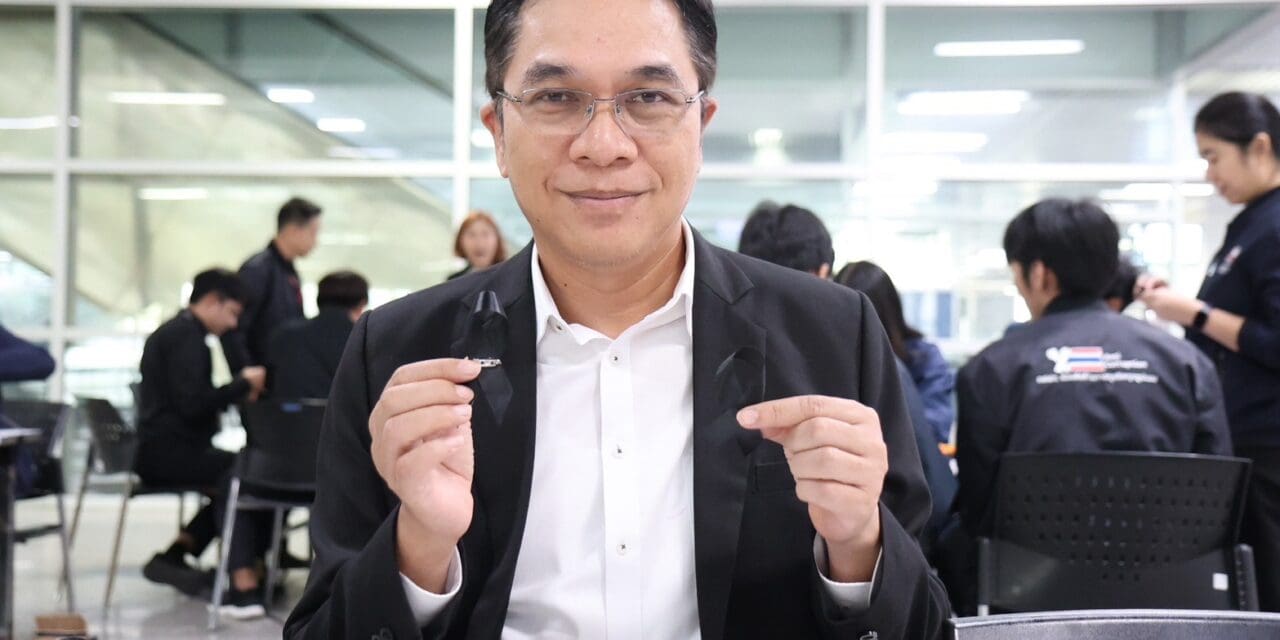 รฟฟท.เชิญชวนผู้โดยสาร และประชาชน ร่วมประดิษฐ์ริบบิ้นสีดำ ถวายความอาลัยแด่สมเด็จพระนางเจ้าสิริกิติ์ พระบรมราชินีนาถ พระบรมราชชนนีพันปีหลวง
