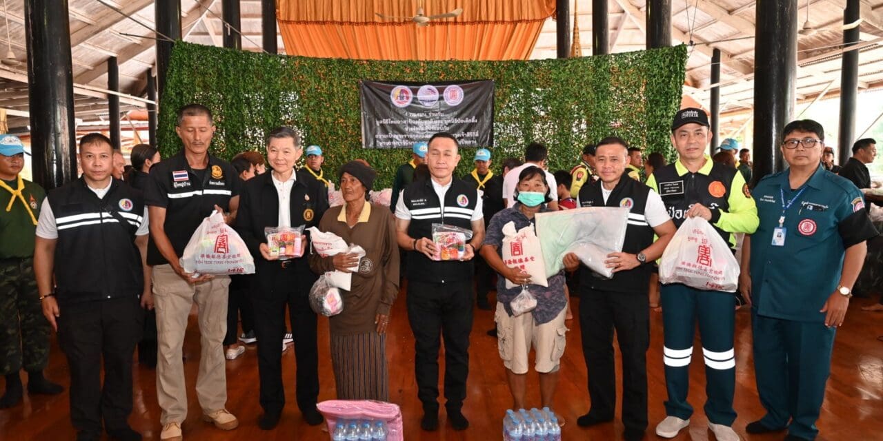 มูลนิธิป่อเต็กตึ๊ง ร่วมกับ กองอำนวยการรักษาความมั่นคงภายในราชอาณาจักร (กอ.รมน.) และมูลนิธิไทยอาสาป้องกันชาติ จัดทีมบรรเทาสาธารณภัย พร้อมรถ-เรือท้องแบน นำข้าวสาร พร้อม ชุดยังชีพฉุกเฉิน และชุดยาสามัญประจำบ้าน รวม 400 ชุด มอบให้กับผู้ประสบอุทกภัยในพื้นที่อำเภอป่าโมก และอำเภอวิเศษชัยชาญ จังหวัดอ่างทอง เพื่อถวายเป็นพระราชกุศลแด่สมเด็จพระนางเจ้าสิริกิติ์ พระบรมราชินีนาถ พระบรมราชชนนีพันปีหลวง