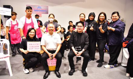 พม.โดย สค. มอบรางวัลผู้โชคดี ร่วมกิจกรรมล้วงไข่ไดโนเสาร์ ณ บูธกระทรวง พม. ภายในงานกาชาดประจำปี 256