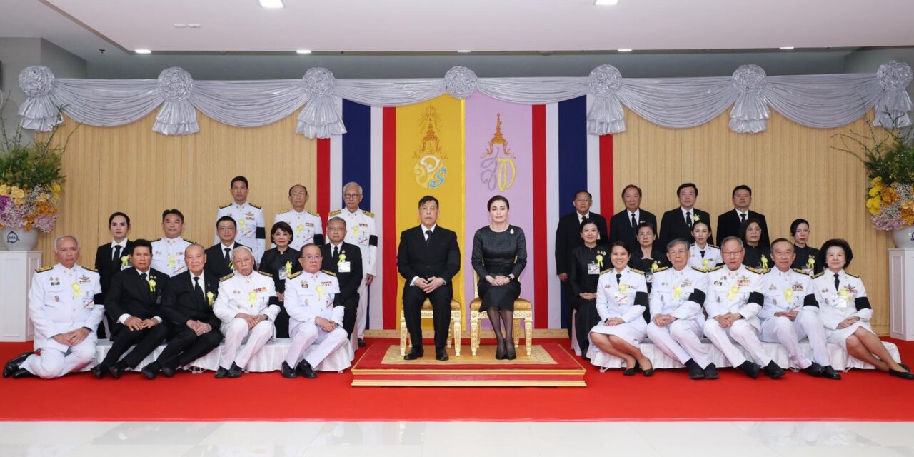 พระบาทสมเด็จพระเจ้าอยู่หัว และสมเด็จพระนางเจ้า ฯ พระบรมราชินี เสด็จพระราชดำเนินไปทรงเปิดพระราชานุสาวรีย์ สมเด็จพระมหิตลาธิเบศร อดุลยเดชวิกรม พระบรมราชชนก ประทับคู่ สมเด็จพระศรีนครินทราบรมราชชนนี ณ โรงพยาบาลศูนย์การแพทย์มหาวิทยาลัยแม่ฟ้าหลวง จังหวัดเชียงราย