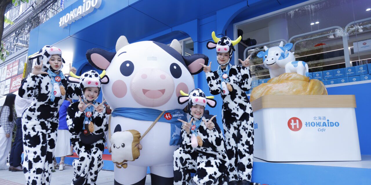 ‘ฮอกไกโด คาเฟ่’ ปักหมุด Flagship Store แลนด์มาร์กใหม่ใจกลางทองหล่อ ผนึกพันธมิตรระดับโลก ญี่ปุ่น-อิตาลี ประกาศบุกธุรกิจ F&B เต็มรูปแบบ  เปิดตัวยิ่งใหญ่รับวันแห่งความรัก โดยมีประธานองคมนตรีให้เกียรติเป็นประธานในพิธี