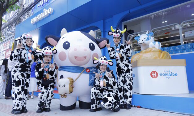‘ฮอกไกโด คาเฟ่’ ปักหมุด Flagship Store แลนด์มาร์กใหม่ใจกลางทองหล่อ ผนึกพันธมิตรระดับโลก ญี่ปุ่น-อิตาลี ประกาศบุกธุรกิจ F&B เต็มรูปแบบ  เปิดตัวยิ่งใหญ่รับวันแห่งความรัก โดยมีประธานองคมนตรีให้เกียรติเป็นประธานในพิธี