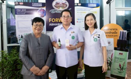 “อภัยภูเบศร” ขานรับ รมว.สธ. ปลุกอัตลักษณ์สมุนไพรไทย ดัน “สเปรย์แก้ปวด-กลีบบัวแดง” ชิงเค้กตลาดโลก แนะเร่งปั้นเกมตลาด–เจาะวงการกีฬา ดันรายได้โต สร้างเศรษฐกิจสุขภาพครบวงจร