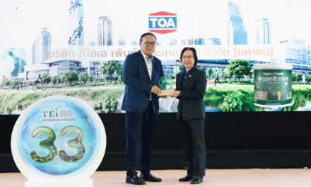 TOA ยืนหนึ่ง Green Ecosystem ไทย คว้าฉลาก EPD สูงสุด 33 รายการ พร้อมรับโล่ฉลากเขียว 25 ปีต่อเนื่อง ตอกย้ำผู้นำอุตสาหกรรมสีและวัสดุก่อสร้างเพื่อความยั่งยืน  ในยุคที่ภาคธุรกิจทั่วโลกกำลังเร่งปรับตัวสู่เศรษฐกิจคาร์บอนต่ำ และมาตรฐานด้านสิ่งแวดล้อมกลายเป็นปัจจัยสำคัญของการพัฒนาอสังหาริมทรัพย์และเมืองแห่งอนาคต 