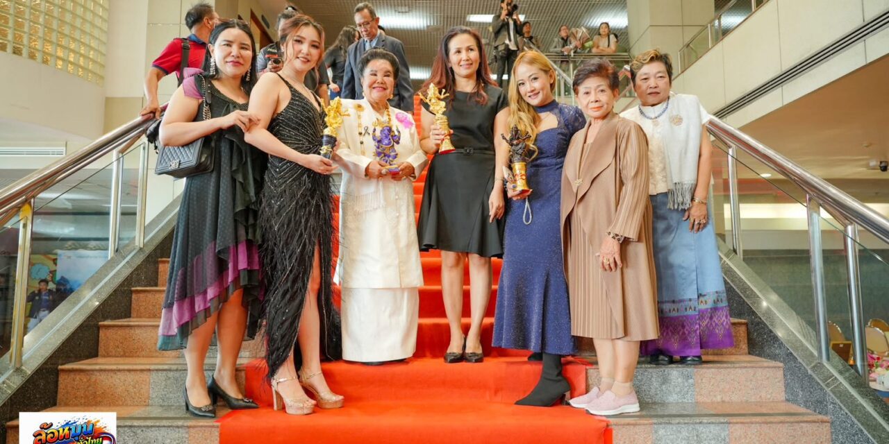รางวัล “นพเก้าดาวมงกุฏเพชร” เป็นรางวัลเกียรติยศที่จัดขึ้นเพื่อยกย่อง เชิดชู และสร้างขวัญกำลังใจแก่ศิลปิน บุคลากรในวงการบันเทิง ศิลปะ นาฏศิลป์ ดนตรี พิธีกร ผู้ดำเนินรายการ ผู้ประกาศข่าว สื่อมวลชน ตลอดจนบุคคลและประชาชนผู้ทำคุณประโยชน์ต่อสังคมและประเทศชาติ
