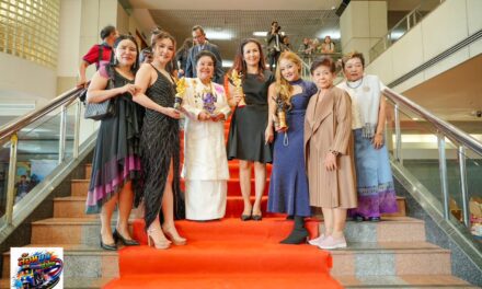 รางวัล “นพเก้าดาวมงกุฏเพชร” เป็นรางวัลเกียรติยศที่จัดขึ้นเพื่อยกย่อง เชิดชู และสร้างขวัญกำลังใจแก่ศิลปิน บุคลากรในวงการบันเทิง ศิลปะ นาฏศิลป์ ดนตรี พิธีกร ผู้ดำเนินรายการ ผู้ประกาศข่าว สื่อมวลชน ตลอดจนบุคคลและประชาชนผู้ทำคุณประโยชน์ต่อสังคมและประเทศชาติ