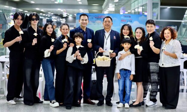 “สายสีแดง” เชิญชวนประชาชนร่วมประดิษฐ์ดอกไม้จันทน์ น้อมสำนึกในพระมหากรุณาธิคุณ สมเด็จพระนางเจ้าสิริกิติ์ พระบรมราชินีนาถ พระบรมราชชนนีพันปีหลวง