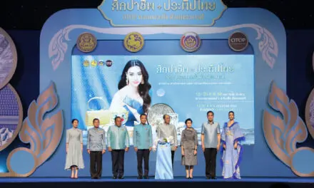 มท.1 เป็นประธานเปิดงาน “ศิลปาชีพประทีปไทย OTOP หลอมดวงใจ ด้วยพระบารมี ปี 2566” ตระการตา แฟชั่นโชว์ “บาติกโมเดล” สู่ตลาดสากล พร้อมเชิญชวนคนไทยร่วมจับจ่ายซื้อสินค้า กระตุ้นเศรษฐกิจของประเทศ ถึงวันที่ 20 สิงหาคมนี้ ณ อาคารชาเลนเจอร์ 1 – 3 อิมแพ็ค เมืองทองธานี