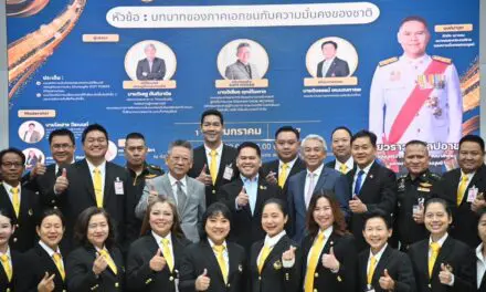 “วราวุธ” รมว.พม. ปาฐกถา “เยาวชน อนาคตของประเทศไทย และความมั่นคงของมนุษย์” เวที พสบ.บก.ทท. ชี้ สถาบันครอบครัว คือฟางเส้นสุดท้ายของสังคมไทย ยกตัวอย่าง หีบเหล็กถ่วงน้ำ แนะวิธีแก้ปัญหาสังคมก้มหน้า เห็นใจลุงพิการขายลอตเตอรี่เข็นวีลแชร์หงายท้องหัวฟาดพื้น ที่มาบตาพุด ระบุ สังคมต้องให้โอกาสกลุ่มเปราะบาง