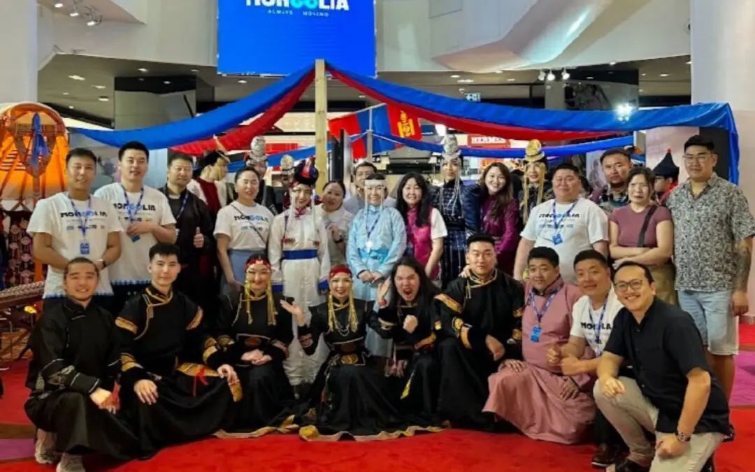 เตรียมตัวออกเดินทางไปยังใจกลางแห่งมองโกเลีย ดินแดนแห่งการท่องเที่ยวอันแปลกใหม่สุดประทับใจ ที่ซึ่งคุณจะได้ลิ้มรสชาติอันเป็นเอกลักษณ์ ดื่มด่ำไปกับความรุ่มรวยทางประวัติศาสตร์และวัฒนธรรมอันยิ่งใหญ่ยาวนาน อย่างที่ไม่เคยสัมผัสมาก่อน