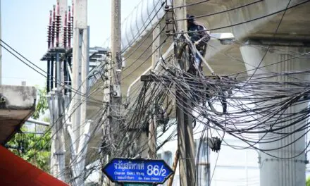 ถ.จรัญฯ เริ่มแล้ว! รื้อสายสื่อสารรองรับโครงการสายไฟฟ้า-สายสื่อสารใต้ดิน