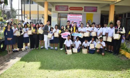 พม.หนึ่งเดียวจังหวัดตรัง ปล่อยขบวนรถส่งเด็กๆ กลุ่มเปราะบาง 26 คนไปเข้าเรียน โรงเรียนราชประชานุเคราะห์ 19 จังหวัดนครศรีธรรมราช