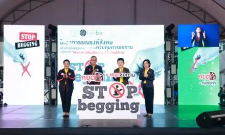 พม. จับมือ กทม. ชูแคมเปญ “หยุดให้ทาน = หยุดขอทาน” เดินรณรงค์แจกสื่อประชาสัมพันธ์ 6 ภาษา ใจกลางสยาม พร้อมส่งชุดปฏิบัติการจัดระเบียบทั่วประเทศ