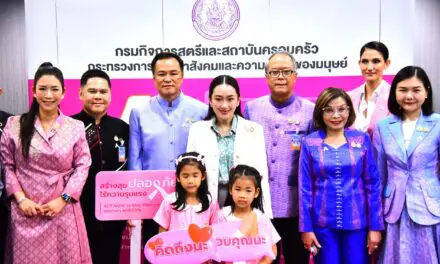 รมว.พม. พร้อมด้วย ดร.สุวรรณา ศิลปอาชา นำทีมคณะผู้บริหาร พม. และคุณซินดี้ สิรินยา บิชอพ ติดเข็มกลัดริบบิ้นสีขาวให้แก่ นายกรัฐมนตรี และคณะรัฐมนตรี แสดงเจตนารมณ์ร่วมรณรงค์ยุติความรุนแรงต่อเด็ก สตรี และบุคคลในครอบครัว