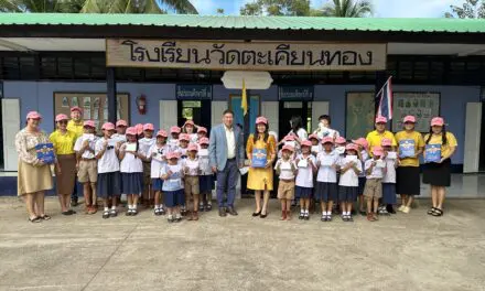 กองทุนประกันวินาศภัยส่งมอบของขวัญปีใหม่และมอบทุนการศึกษาแก่เด็กนักเรียน ณ โรงเรียน  วัดตะเคียนทอง จังหวัดปราจีนบุรี ติดต่อกันเป็นปีที่ 2
