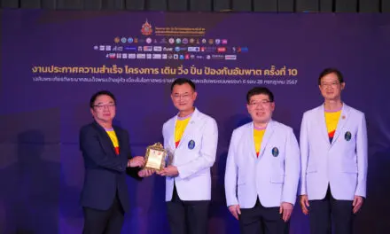 เอไอเอ ประเทศไทย รับโล่เกียรติคุณในฐานะผู้ให้การสนับสนุนโครงการ เดิน วิ่ง ปั่น ป้องกันอัมพาต ครั้งที่ 10