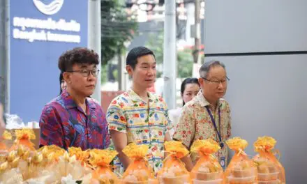 กรุงเทพประกันภัยจัดพิธีทำบุญในโอกาสครบรอบ 78 ปี พร้อมกับพิธีรดน้ำดำหัวขอพรจากผู้บริหาร เพื่อสืบสานประเพณีไทย