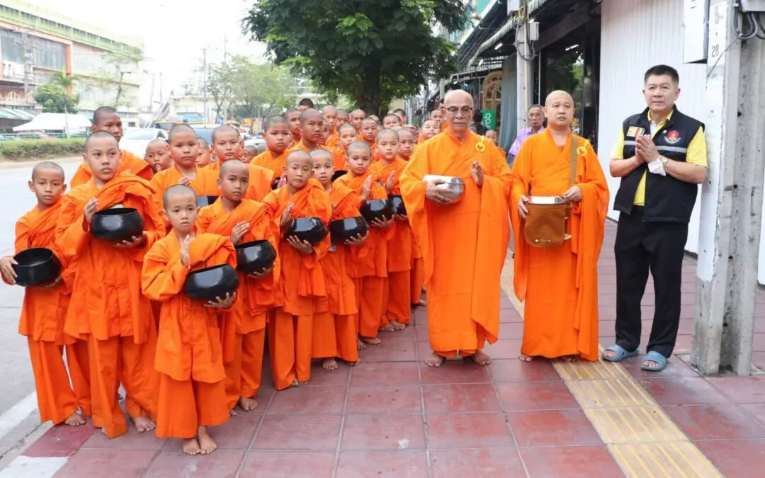 คณะพระสงฆ์และสามเณร จ.นครปฐม เดินบิณฑบาตรโปรดผู้อยู่อาศัย ผู้ปฏิบัติหน้าที่ หน้าอาคาร สตง. จตุจักร