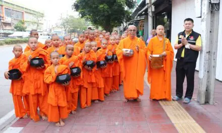 คณะพระสงฆ์และสามเณร จ.นครปฐม เดินบิณฑบาตรโปรดผู้อยู่อาศัย ผู้ปฏิบัติหน้าที่ หน้าอาคาร สตง. จตุจักร