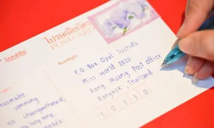 ไปรษณีย์ไทยเปิด ‘ตู้ ปณ.โอปอล สุชาตา’ พร้อมชวนส่งข้อความแทนใจ ถึงมิสเวิลด์ 2025 คนแรกของไทย ได้แล้วตั้งแต่วันนี้ถึง 31 ธันวาคม 2570​
