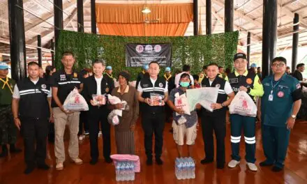 มูลนิธิป่อเต็กตึ๊ง ร่วมกับ กองอำนวยการรักษาความมั่นคงภายในราชอาณาจักร (กอ.รมน.) และมูลนิธิไทยอาสาป้องกันชาติ จัดทีมบรรเทาสาธารณภัย พร้อมรถ-เรือท้องแบน นำข้าวสาร พร้อม ชุดยังชีพฉุกเฉิน และชุดยาสามัญประจำบ้าน รวม 400 ชุด มอบให้กับผู้ประสบอุทกภัยในพื้นที่อำเภอป่าโมก และอำเภอวิเศษชัยชาญ จังหวัดอ่างทอง เพื่อถวายเป็นพระราชกุศลแด่สมเด็จพระนางเจ้าสิริกิติ์ พระบรมราชินีนาถ พระบรมราชชนนีพันปีหลวง