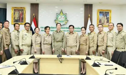 นายอดิศักดิ์ ภูสิทธิ์วงศานุยุต เข้ารับมอบนโยบายและประดับบ่า ก่อนเข้ารับตำแหน่งผู้อำนวยการสำนักงานทรัพยากรธรรมชาติและสิ่งแวดล้อมจังหวัดกำแพงเพชร