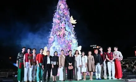 นครปฐม // พร้อมรับเทศกาลแห่งความสุข !! ศูนย์การค้าเซ็นทรัล ศาลายา ฉลองเปิดไฟต้นคริสต์มาส อัตลักษณ์ “Salaya Melody of Orchid” ต้นแรกของไทย พร้อมจัดงาน The Sense of Orchid 2025 ชมความอลังการประติมากรรมดอกกล้วยไม้นับแสนดอก