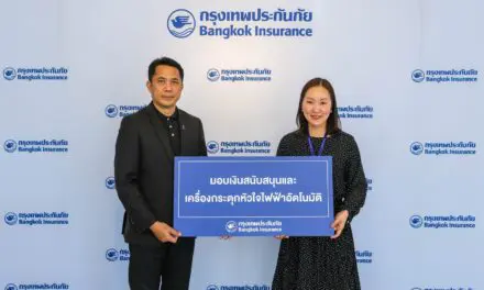 กรุงเทพประกันภัยร่วมกับมูลนิธิกรุงเทพประกันภัยมอบเครื่องกระตุกหัวใจไฟฟ้าอัตโนมัติเพื่อช่วยเหลือผู้ป่วยฉุกเฉิน และเงินสนับสนุนเพื่อพัฒนาคุณภาพชีวิตของชุมชนเขตสาทร