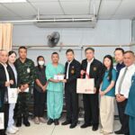 มูลนิธิป่อเต็กตึ๊ง นำกระเช้าเข้าเยี่ยมเยียน พร้อมมอบเงินปลอบขวัญให้กำลังใจแก่ทหารที่ได้รับบาดเจ็บจากเหตุปะทะชายแดนไทย-กัมพูชา ณ โรงพยาบาลพระมงกุฎเกล้า กรุงเทพฯ