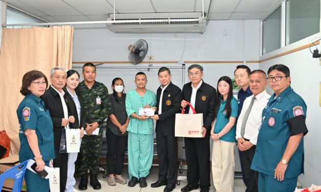 มูลนิธิป่อเต็กตึ๊ง นำกระเช้าเข้าเยี่ยมเยียน พร้อมมอบเงินปลอบขวัญให้กำลังใจแก่ทหารที่ได้รับบาดเจ็บจากเหตุปะทะชายแดนไทย-กัมพูชา ณ โรงพยาบาลพระมงกุฎเกล้า กรุงเทพฯ