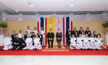 พระบาทสมเด็จพระเจ้าอยู่หัว และสมเด็จพระนางเจ้า ฯ พระบรมราชินี เสด็จพระราชดำเนินไปทรงเปิดพระราชานุสาวรีย์ สมเด็จพระมหิตลาธิเบศร อดุลยเดชวิกรม พระบรมราชชนก ประทับคู่ สมเด็จพระศรีนครินทราบรมราชชนนี ณ โรงพยาบาลศูนย์การแพทย์มหาวิทยาลัยแม่ฟ้าหลวง จังหวัดเชียงราย