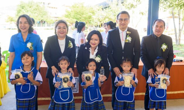 กรุงศรี จับมือ มูลนิธิ เมเจอร์ แคร์ ส่งมอบของขวัญปีใหม่ สร้างพื้นที่การเรียนรู้ผ่าน “ห้องหนัง  เพื่อการเรียนรู้” และ “สนามเด็กเล่น” ให้น้อง ๆ โรงเรียนอนุบาลด่านมะขามเตี้ย จ.กาญจนบุรี