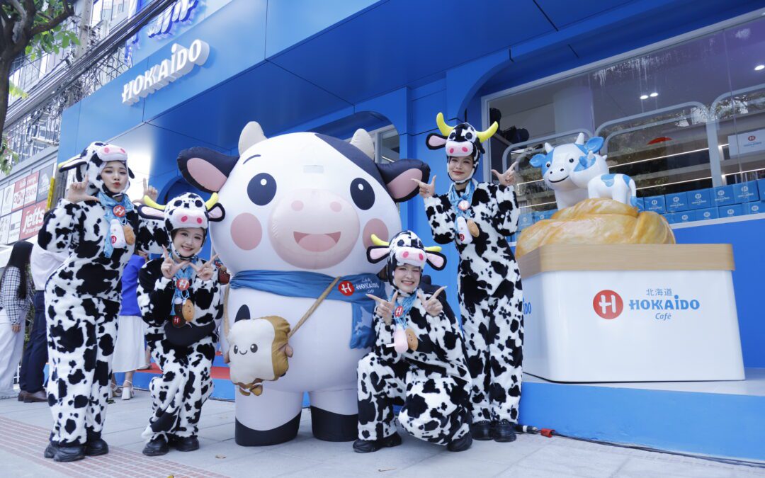 ‘ฮอกไกโด คาเฟ่’ ปักหมุด Flagship Store แลนด์มาร์กใหม่ใจกลางทองหล่อ ผนึกพันธมิตรระดับโลก ญี่ปุ่น-อิตาลี ประกาศบุกธุรกิจ F&B เต็มรูปแบบ  เปิดตัวยิ่งใหญ่รับวันแห่งความรัก โดยมีประธานองคมนตรีให้เกียรติเป็นประธานในพิธี