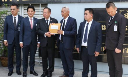 กลุ่มพิทักษ์ธรรม บุกร้องสภาทนายความฯ ขอให้ยื่นศาล รธน. ตีความ ปมบัตรเลือกตั้ง มี QR Code และ Bar Code สารตั้งต้นเลือกตั้งไม่ลับ ส่อเลือกตั้งเป็นโมฆะ